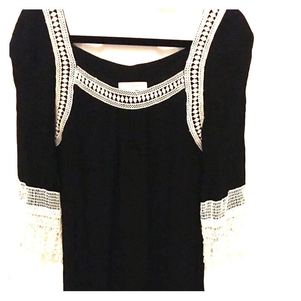 Umgee black/ white with crochet lace size M